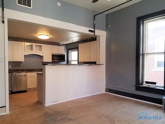 4th image of 119 E Crawford St