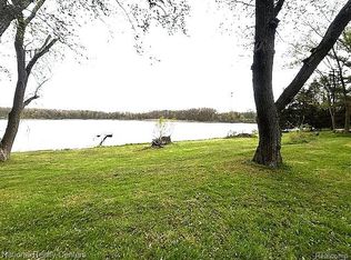 1625 Highland Park Dr, Highland, MI 48356
