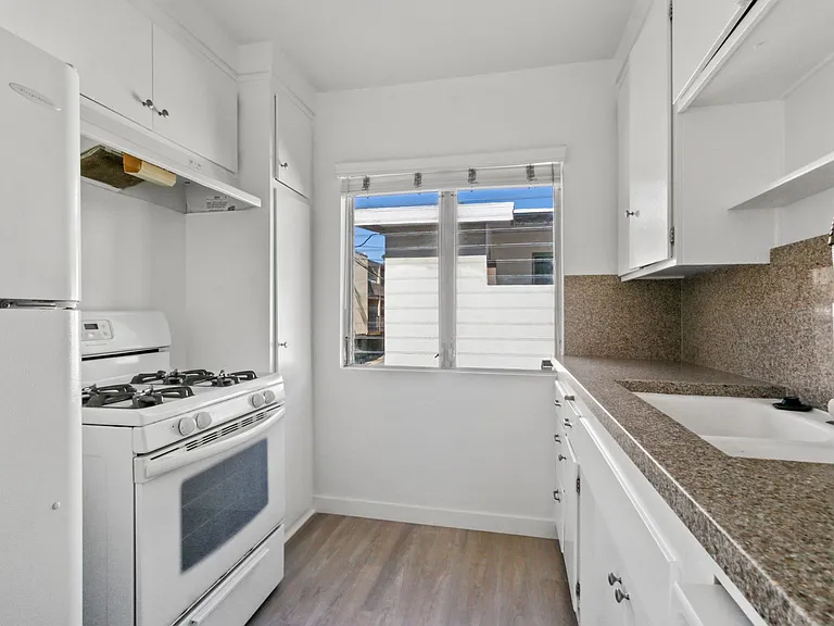 11615 Darlington, Prime Brentwood, Steps to San Vicente — Photo 11