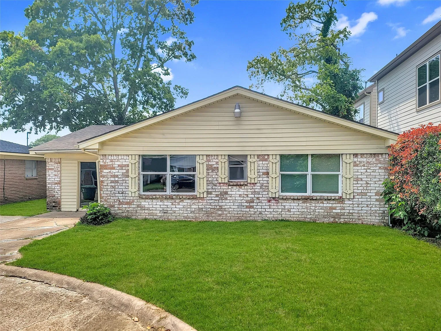 4 bed, 2.0 bath, 1412 sqft, $1,899 — Photo 2