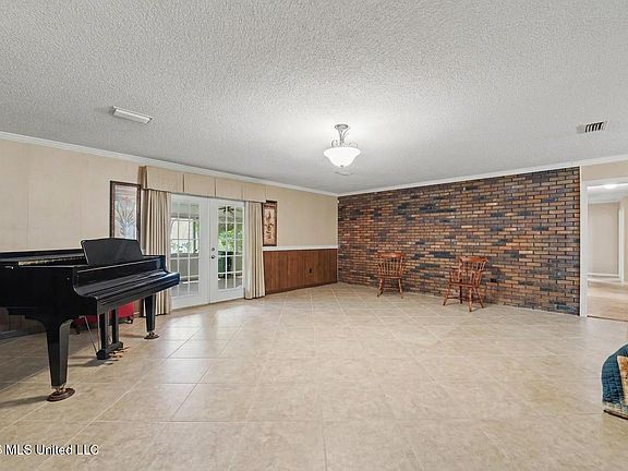 3rd image of 289 Holcomb Blvd