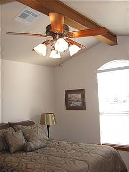 5th image of 806 E Lauren Ln