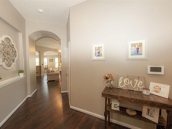 2nd image of 521 Glenmede Ln