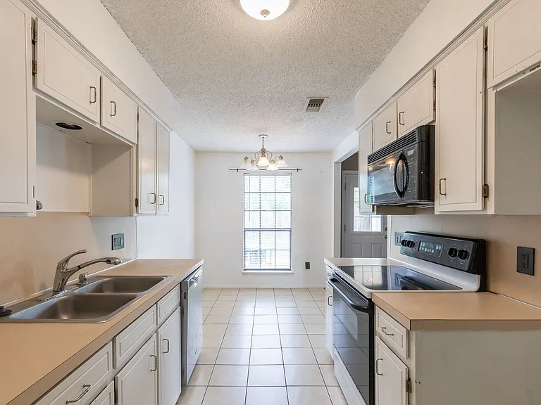 3902 Karen Dr — Photo 10