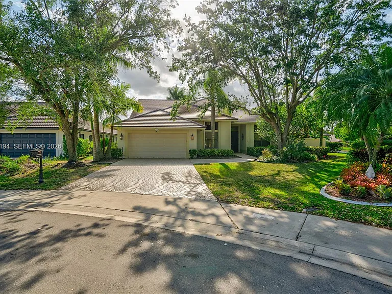 1087 Deerwood Ln — Photo 2