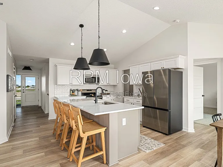 385 NW Ashley Ave — Photo 2