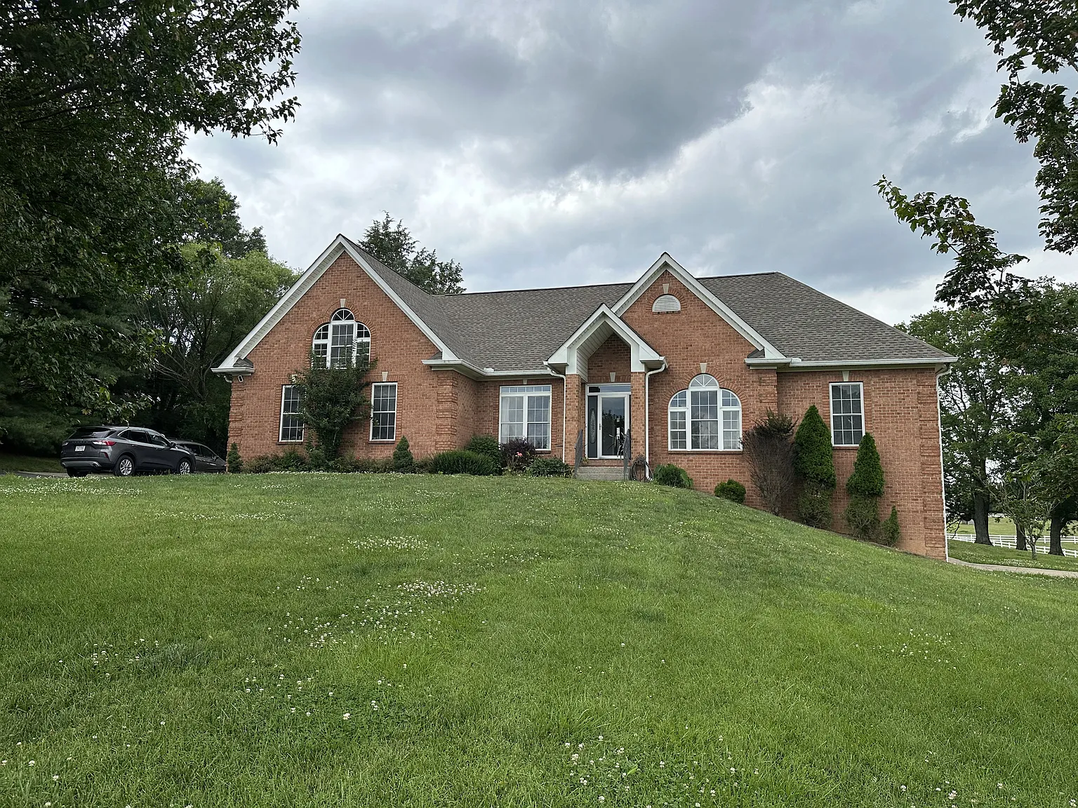 4 bed, 5720 sqft, $4,000 — Photo 2