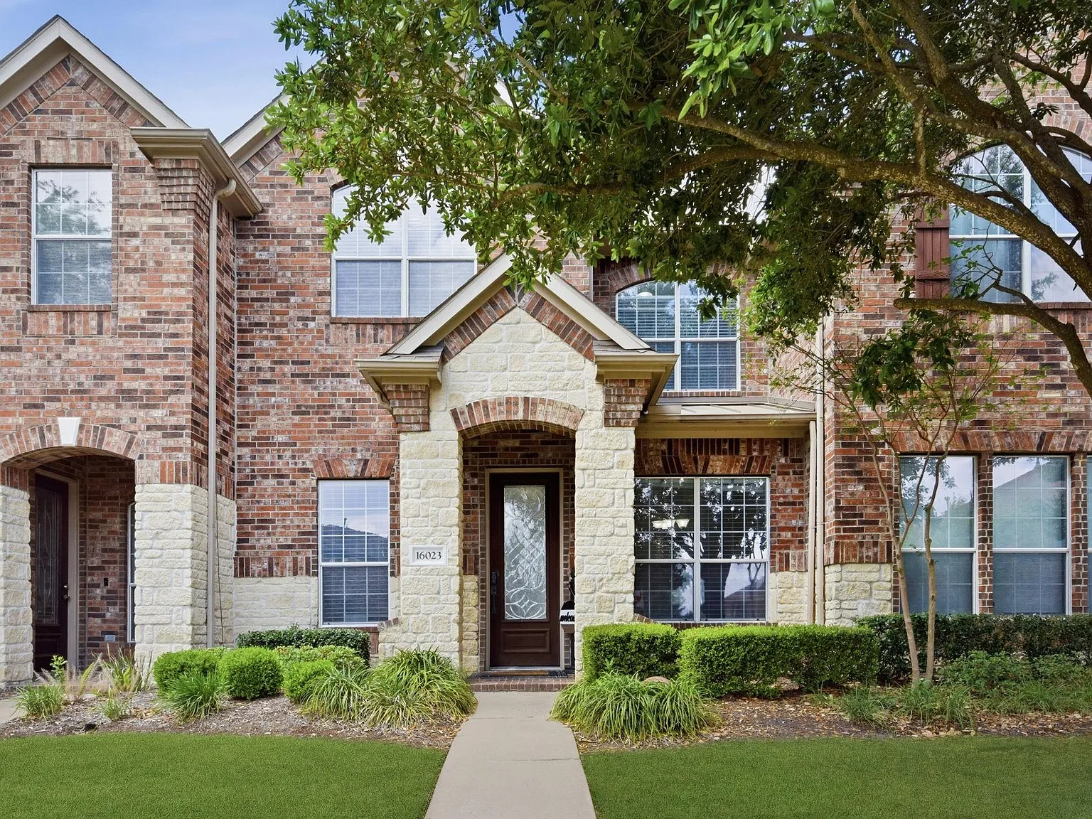 2 bed, 2.5 bath, 1832 sqft, $2,250 — Photo 1