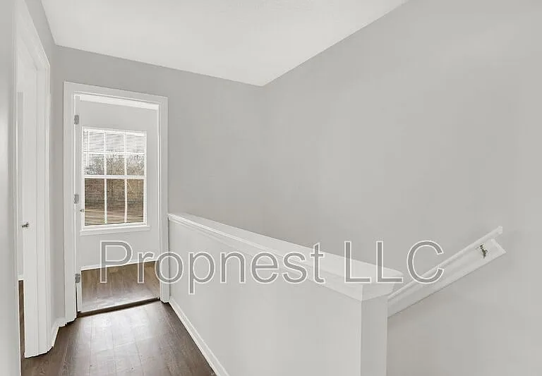 817 Barrington Woods Cv — Photo 4
