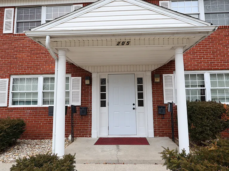 205 Long St — Photo 3