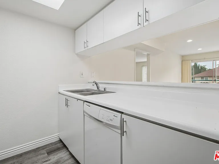 870 Crenshaw Blvd #202 — Photo 4