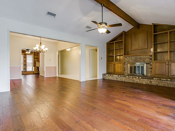 3rd image of 902 Woodhaven Ct