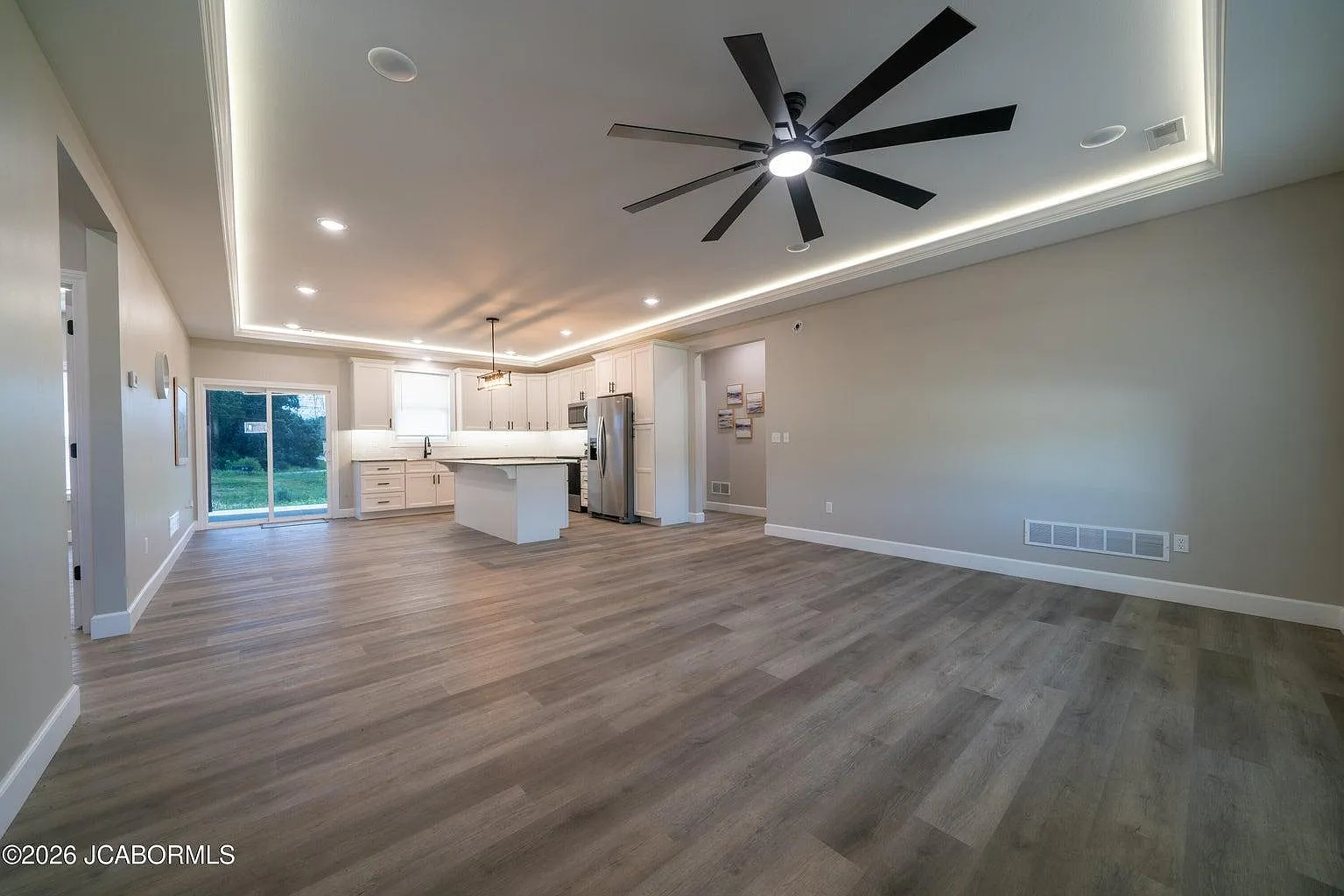 726 Vine Dr — Photo 3