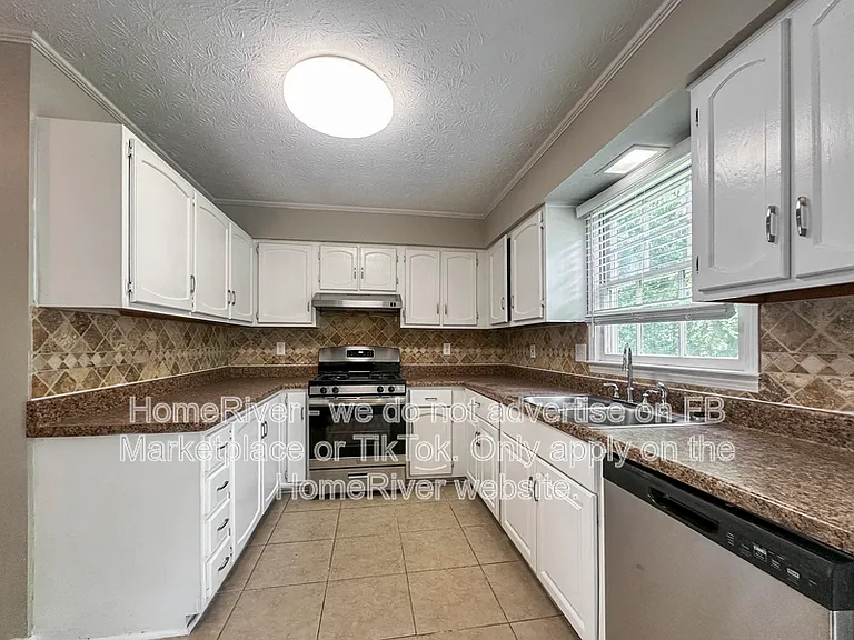 561 Chatham Trl — Photo 9