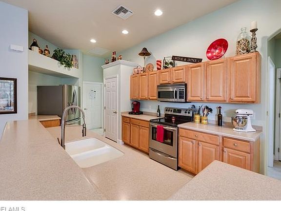 5th image of 4905 SW 25th Ct