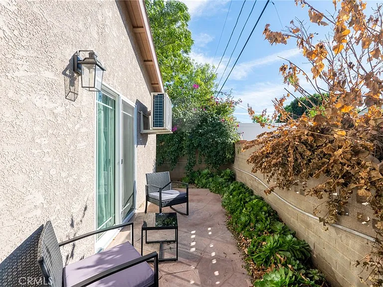 7647 Amestoy Ave — Photo 14