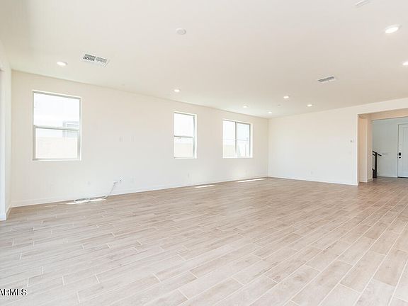 5th image of 1489 E PRESCOTT Street