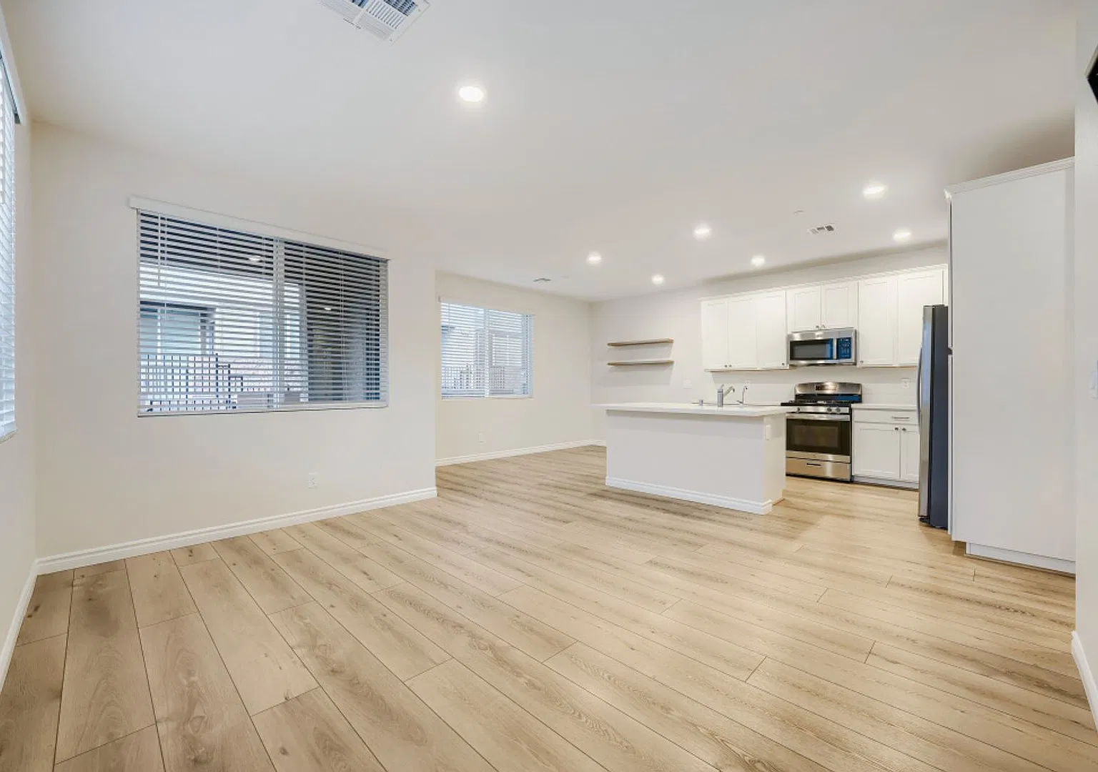 2 Weeks Free! Immaculate 4-Bedroom, 3-Bath Pet-Friendly Corner Home! — Photo 4