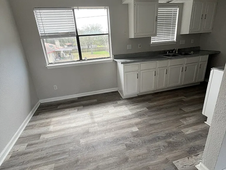 327 Sunrise Ave #12 — Photo 3