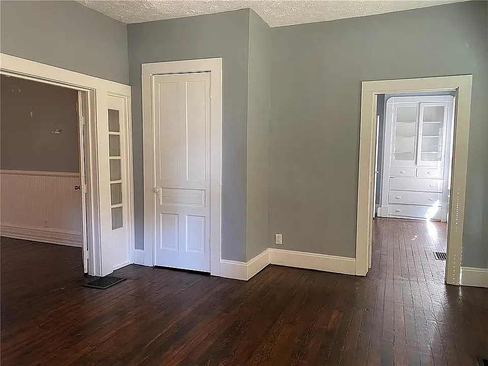 4 bed, 2284 sqft, $1,895 — Photo 2