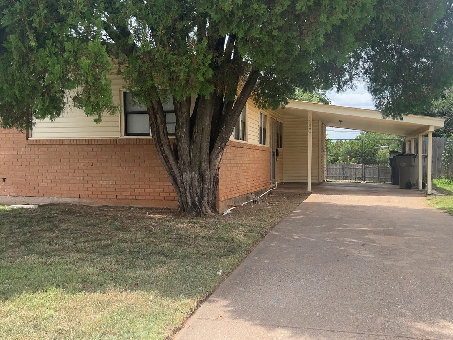 3 bed, 1.5 bath, 999 sqft, $1,250 — Photo 2
