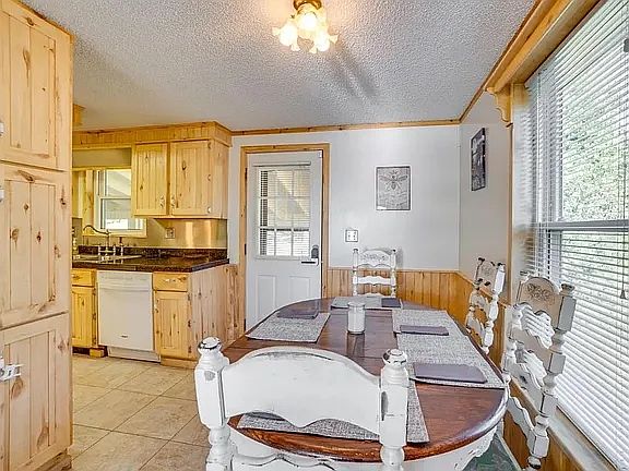 4th image of 654 Circle St