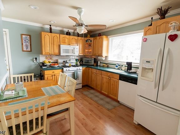 2nd image of 165 Ward St