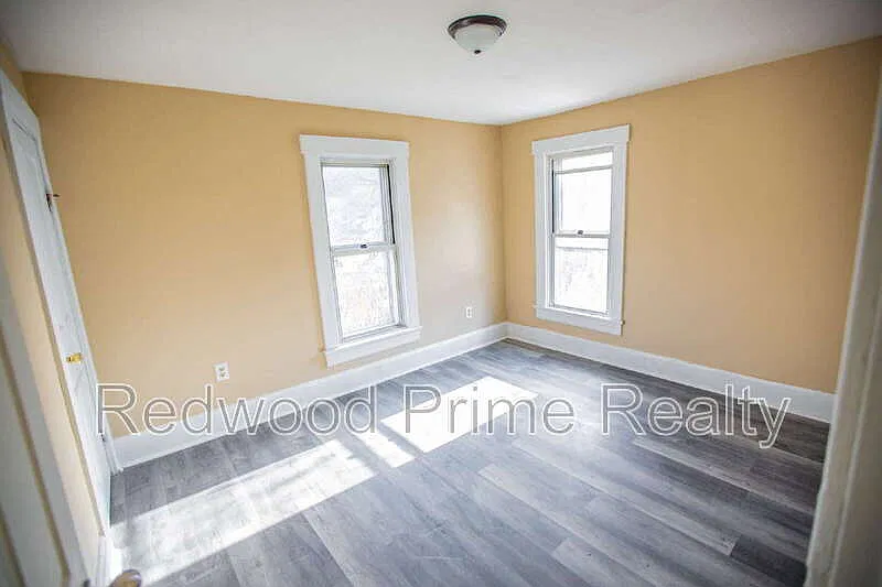 3 bed, 1.0 bath, $750 — Photo 4