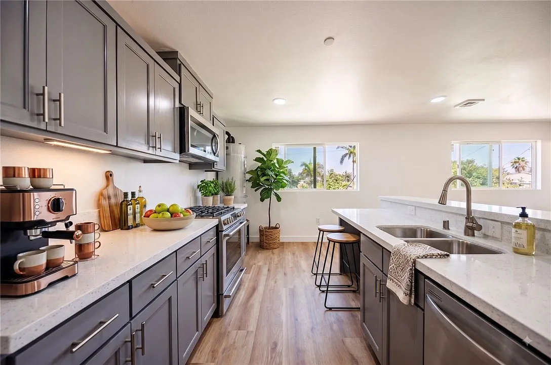 3 bed, 3.5 bath, 1350 sqft, $3,631 — Photo 3