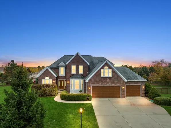 9017 Deer Ridge Dr, Bloomington, IL 61705