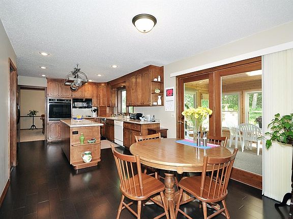 Open floor plan great for entertaining