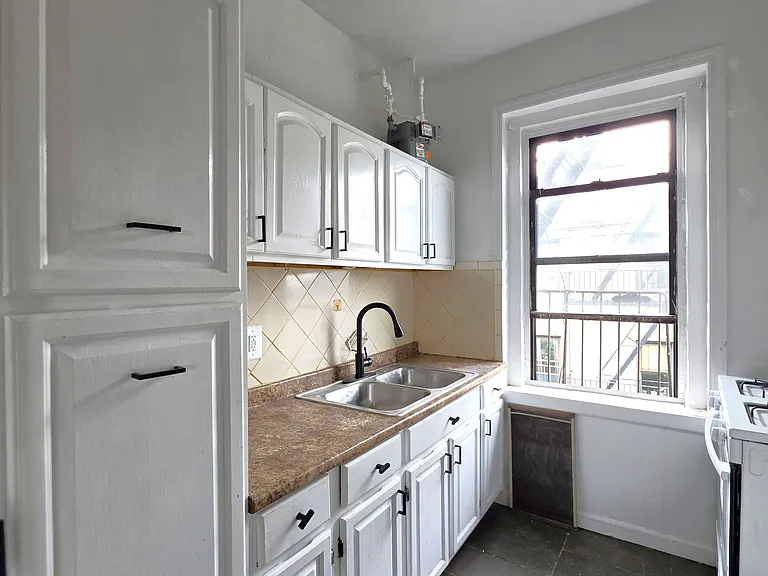 21-77 33rd St #5H — Photo 3
