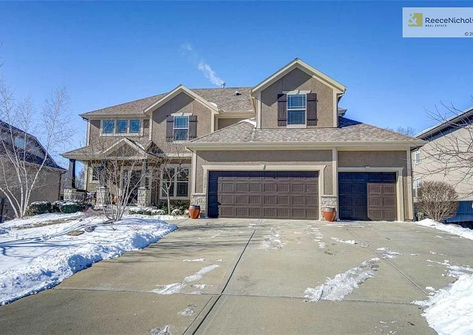 Welcome home to this 5-bed/4.1-bath built by Bickimer Homes!