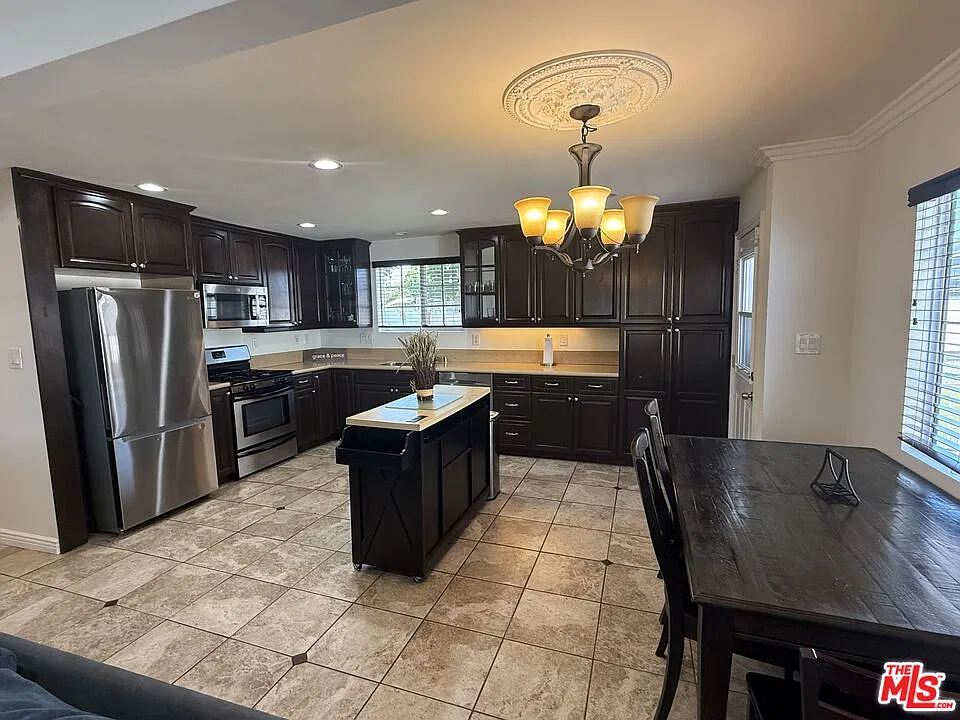 3 bed, 2.0 bath, 1389 sqft, $5,600 — Photo 2