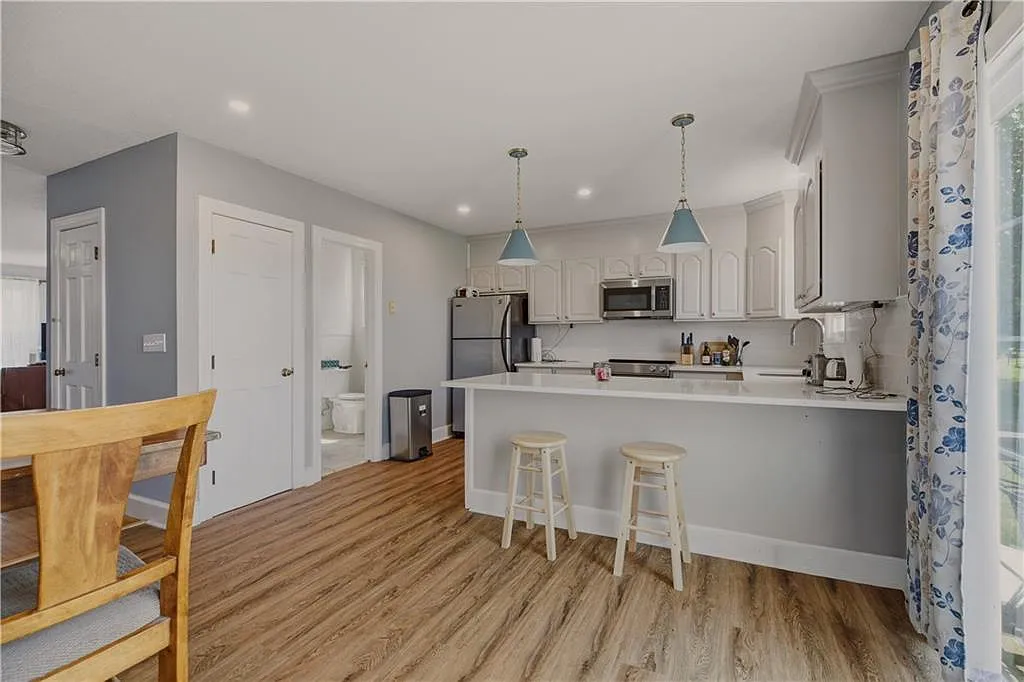 2 bed, 1.5 bath, 1431 sqft, $3,200 — Photo 2