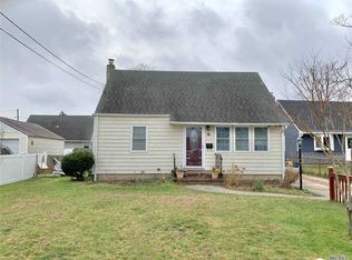 16 Howells Rd, Bay Shore, NY 11706