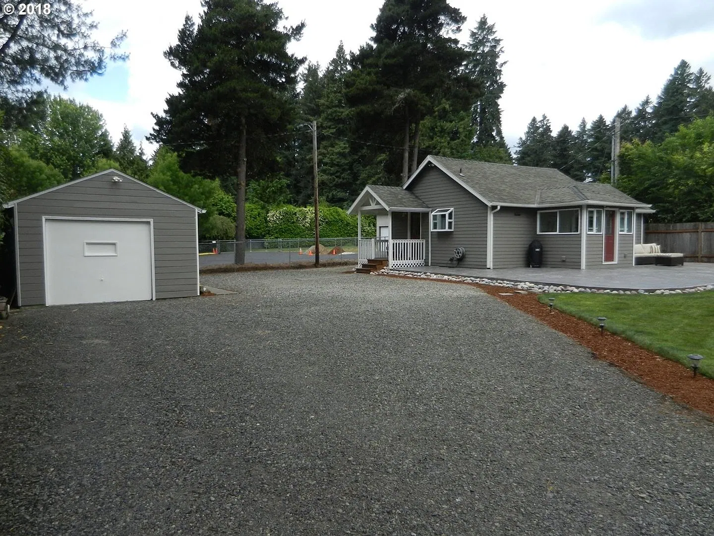 2 Bed/1 Bath Private Remodeled Home in desirable Jennings Lodge Neighborhood. — Photo 2