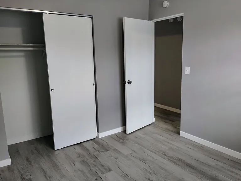 BEDROOM WITH CLOSET