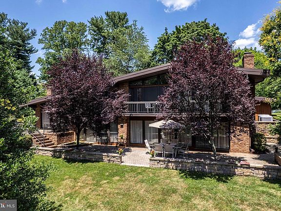 3rd image of 7 Pine Hill Dr