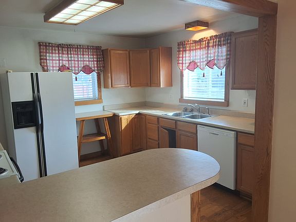 nice kitchen with lots of cabinet space