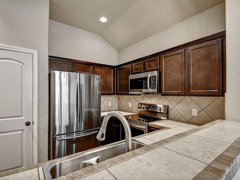 577 Creekside Cir — Photo 13