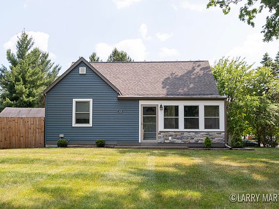 3rd image of 1426 Lancashire Dr SE