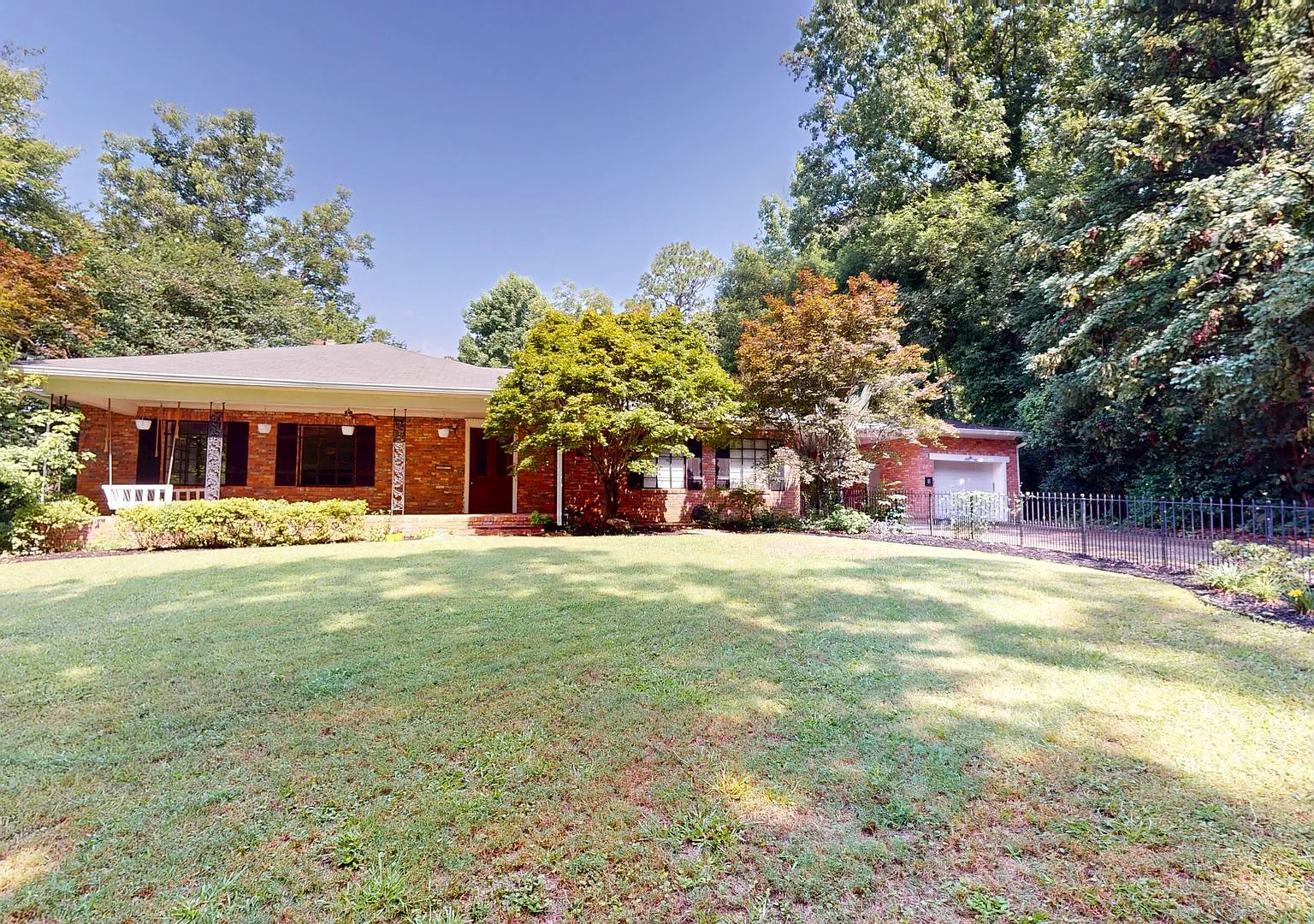 Private Hilltop Retreat Overlooking Prattville — Photo 2