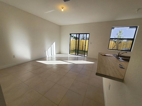 4th image of 534 NE 207th Ln
