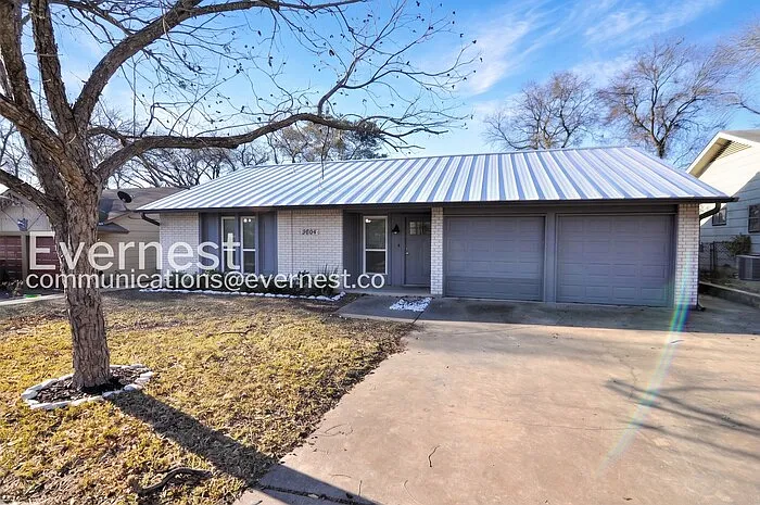3 bed, 2.0 bath, 1600 sqft, $2,400 — Photo 2