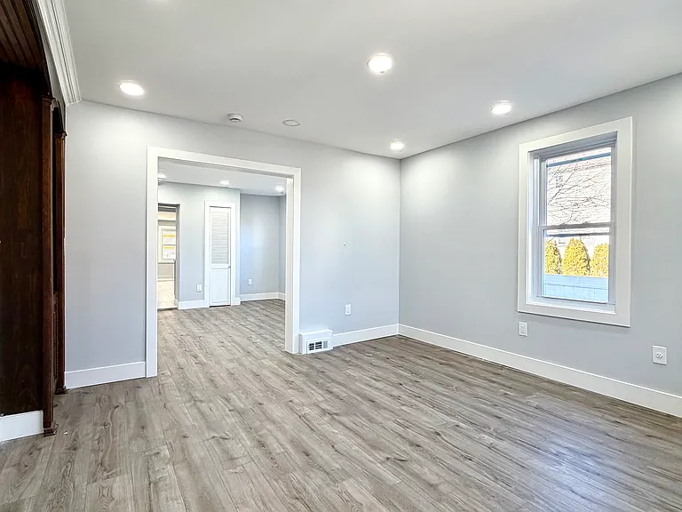 112-114 Sprague Ave — Photo 3