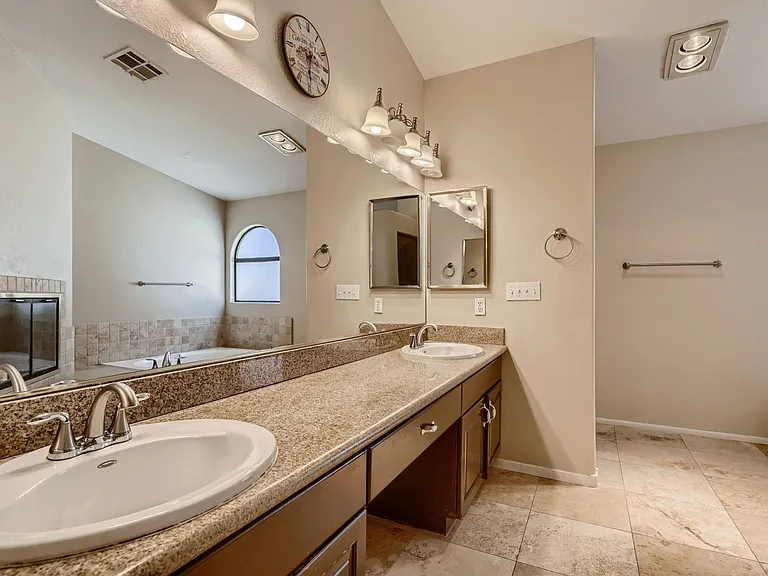 2224 Bear Valley St — Photo 23