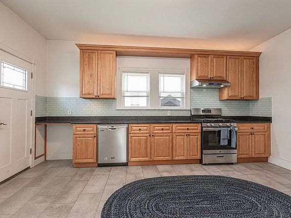 5th image of 38 Davis St