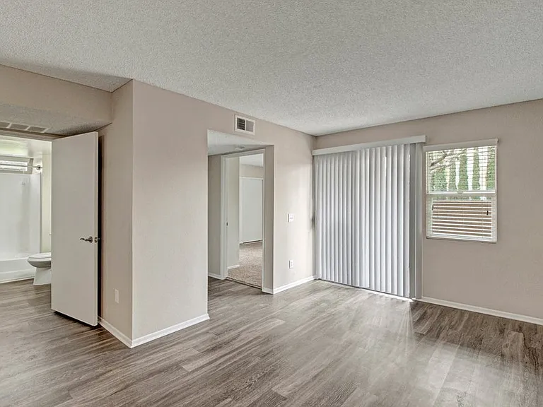 Del Flora Apartments — Photo 15