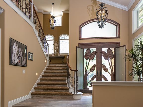 Striking entry way
